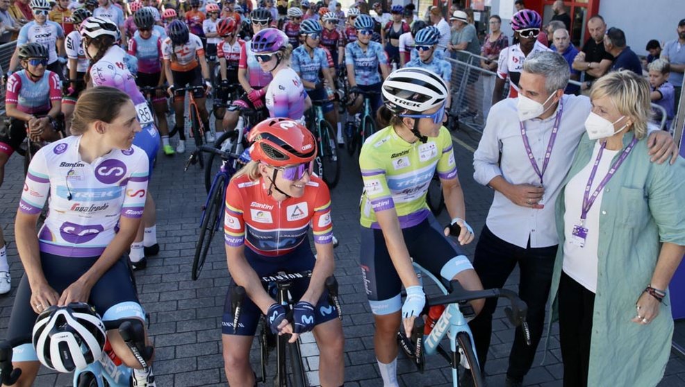 El vicepresidente, Pablo Zuloaga, y la alcaldesa de Camargo, Esther Bolado, en la salida de la vuelta ciclista a España femenina.