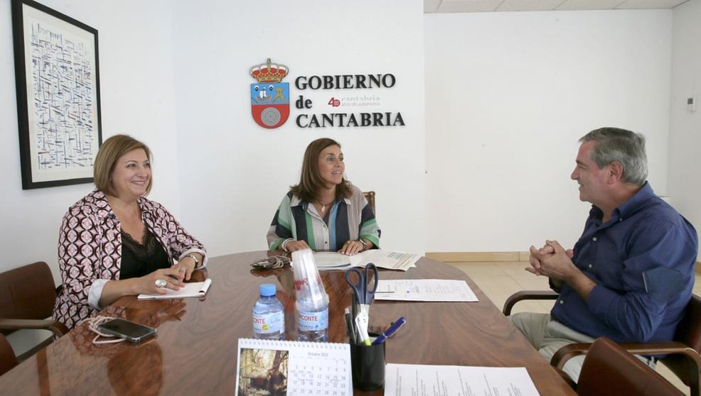 La consejera de Presidencia, Paula Fernández Viaña, se reúne con el alcalde de Suances, Andrés Ruiz