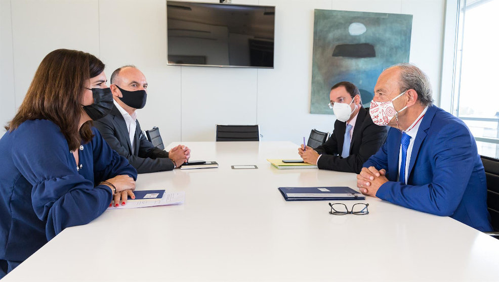 El consejero de Industria, Javier López Marcano, se reúne con representantes de ASECOVE para presentar el Plan MOVES III