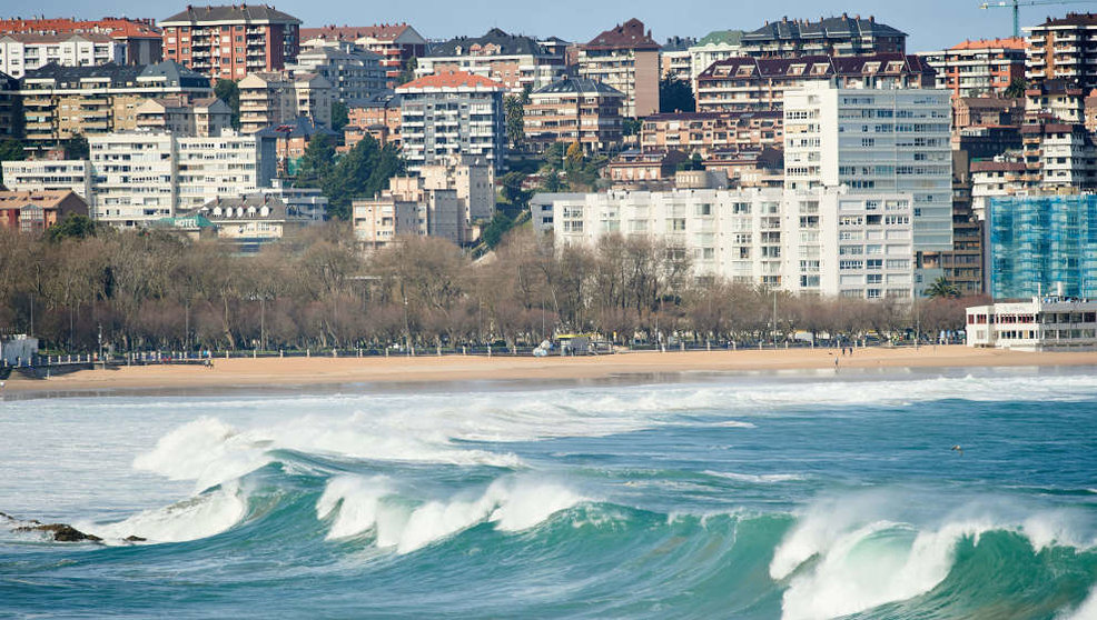 Fuerte temporal en la playa de Santander