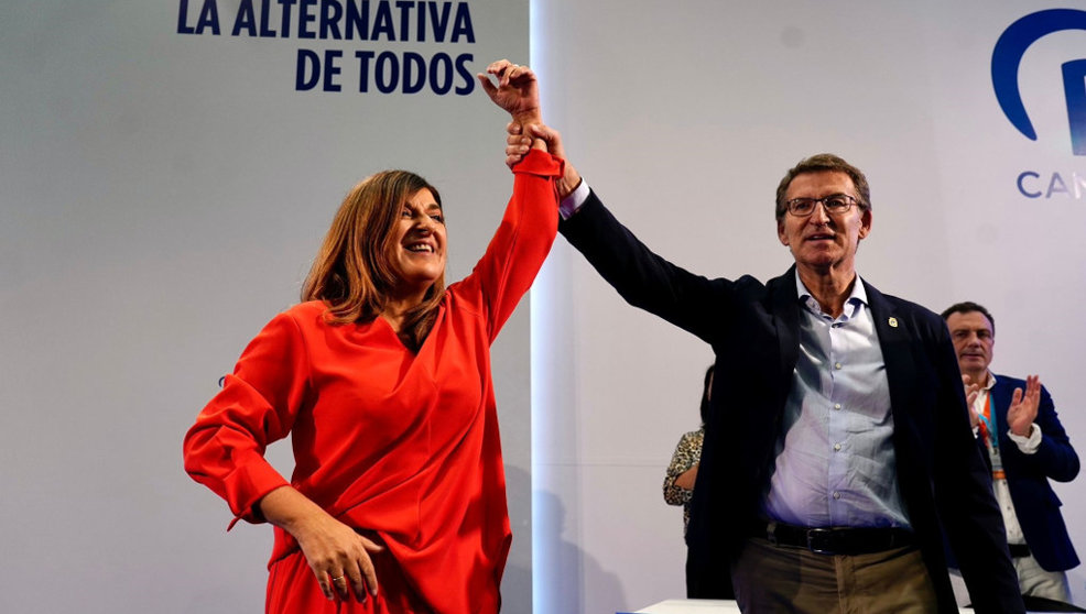 La presidenta del PP de Cantabria, María José Sáenz de Buruaga, tras ser reelegida en el cargo, junto al líder nacional del Partido Popular, Alberto Núñez Feijóo