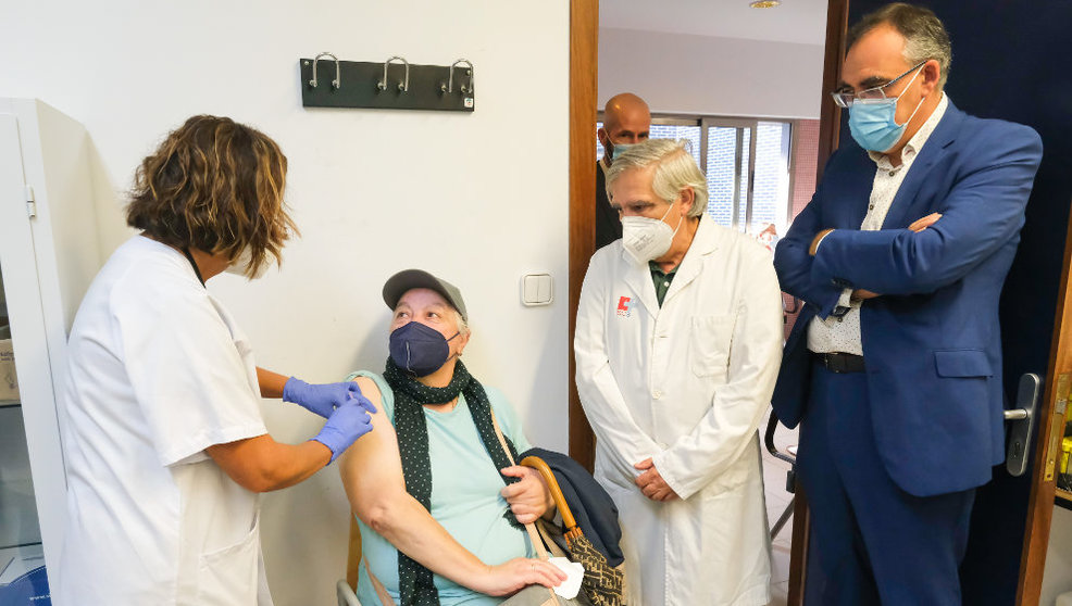El consejero de Sanidad, Raúl Pesquera, asiste al inicio de la campaña de vacunación frente a la gripe 2022/2023
