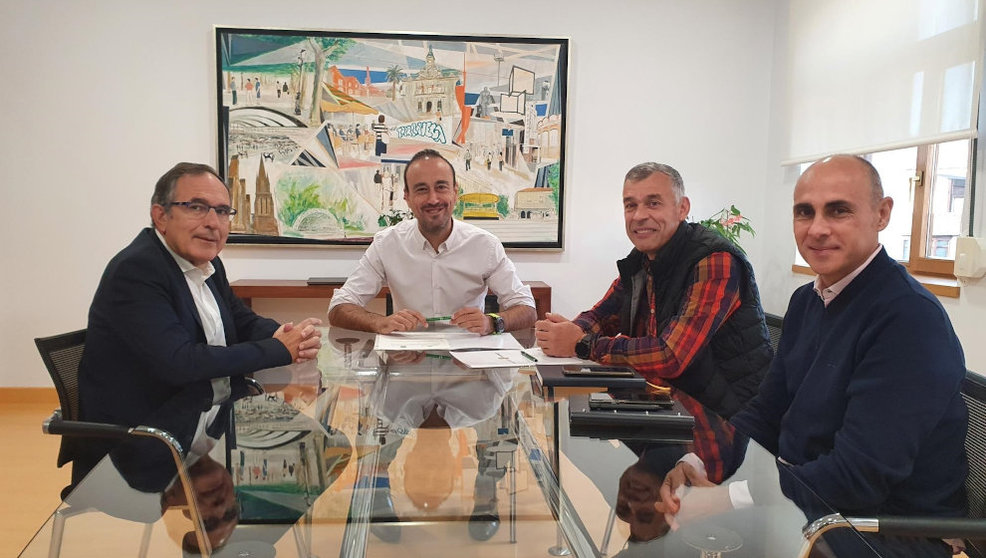 El alcalde de Torrelavega, Javier López Estrada, y el alcalde pedáneo de Viérnoles, Eduardo Trueba, firman el convenio