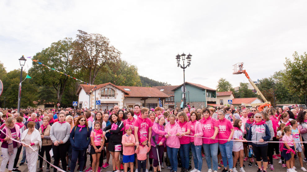 Puente San Miguel se tiñe de rosa con la Marcha Contra el Cáncer de Mama de las Anjanas Solidarias