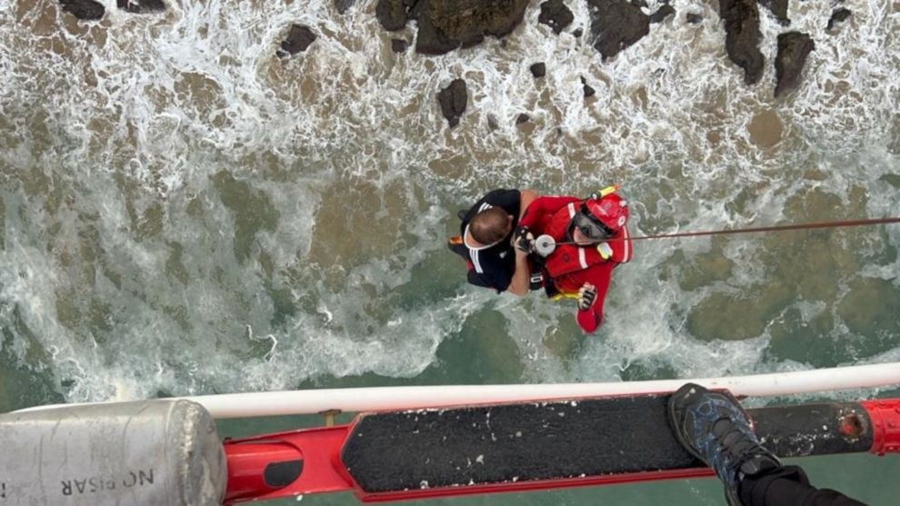 Rescate en helicóptero del hombre atrapado por la marea en unas rocas entre las playas de Trengandin y Berria