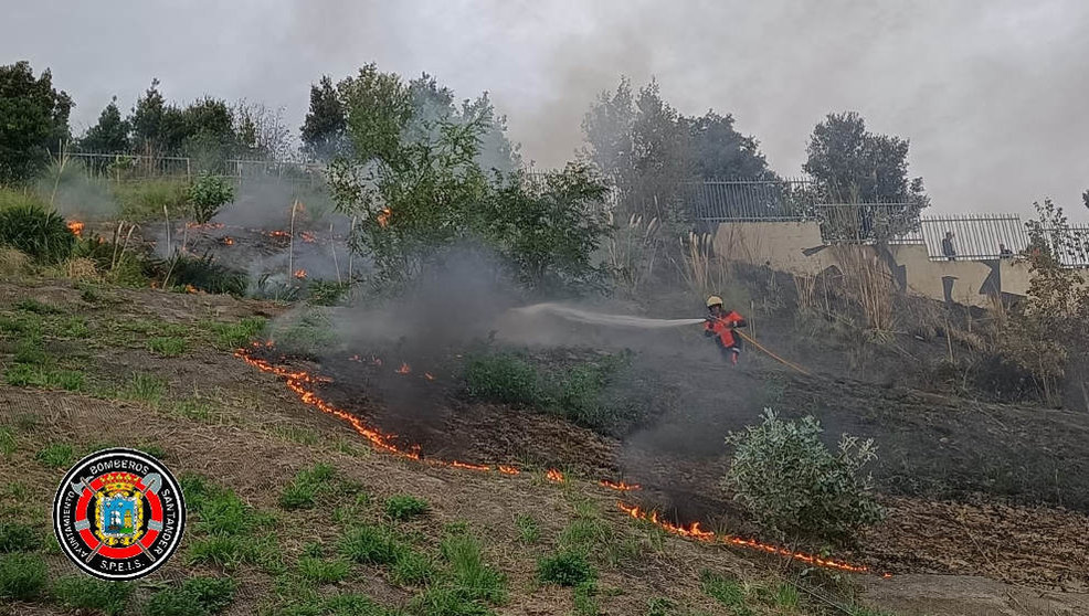 Bomberos extinguiendo el incendio del Parque del Agua