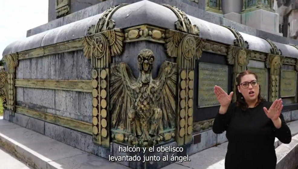 Imagen de un vídeo de lengua de signos sobre el cementerio de la Ballena