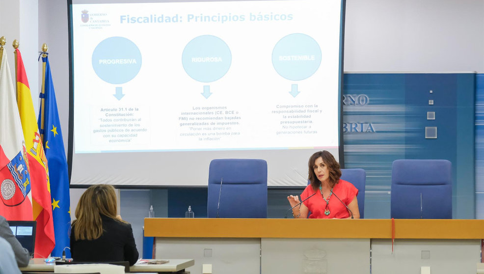 La consejera de Economía y Hacienda, Ana Belén Álvarez, presenta la propuesta fiscal del Gobierno de Cantabria