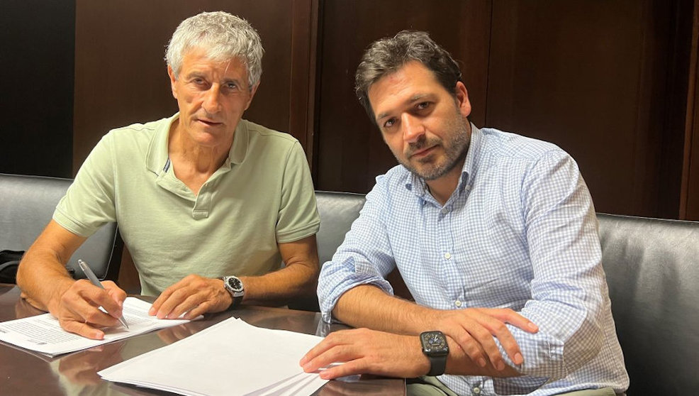 Quique Setién firmando su nuevo contrato | Foto: Villarreal CF
