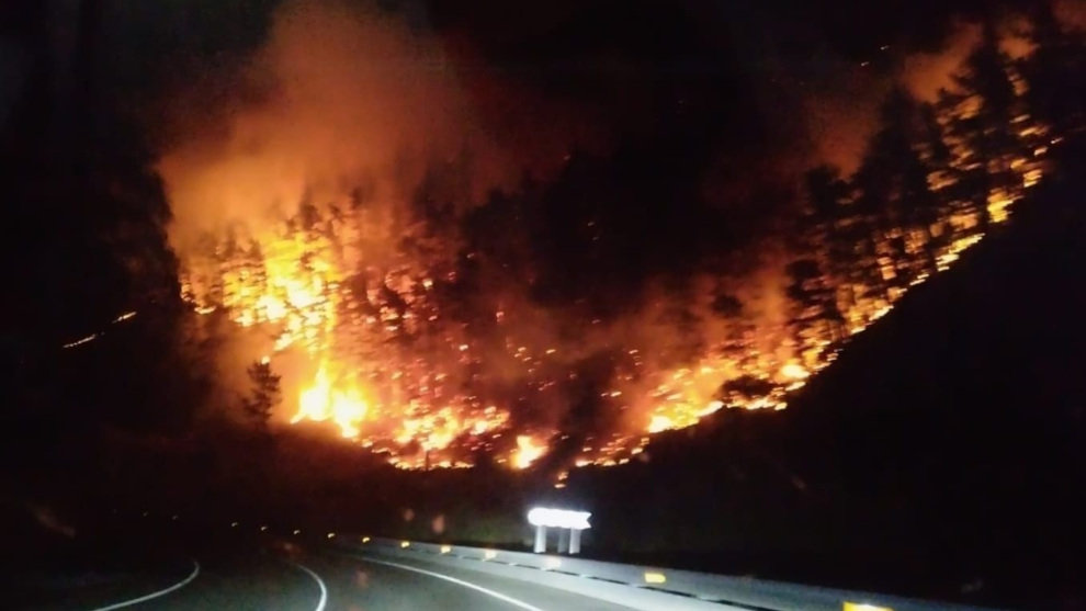 Incendio forestal en Arenas de Iguña