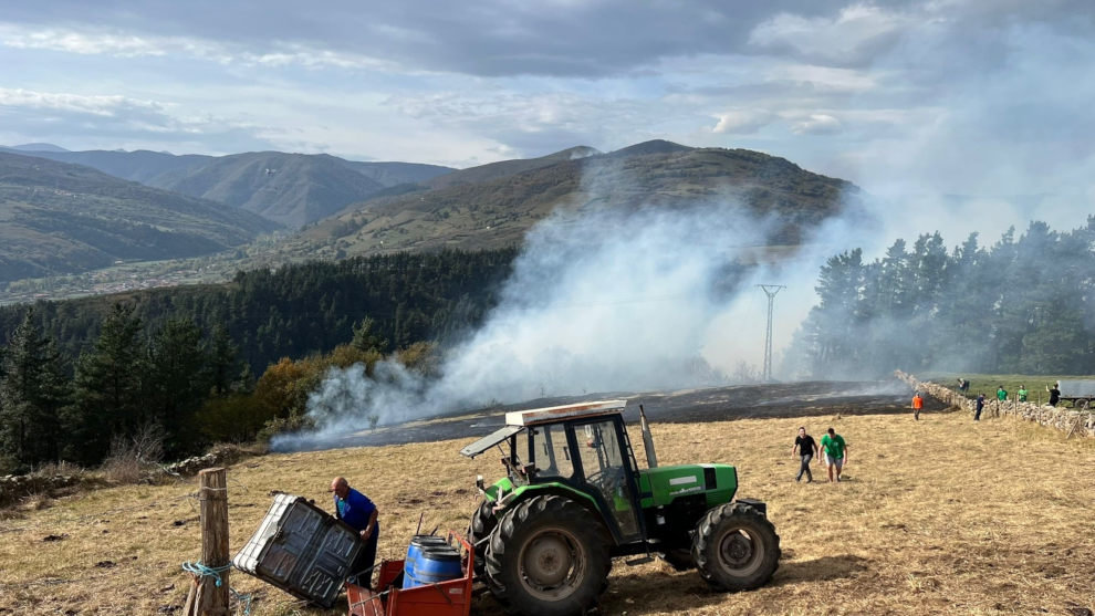 Vecinos de Bostronizo participan en la extinción de incendios