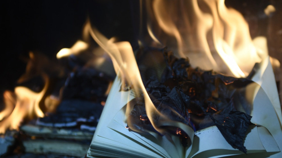 Libros ardiendo