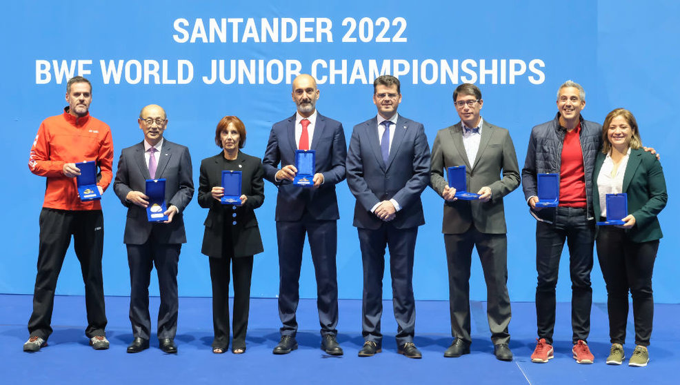 Zuloaga recoge la distinción del Campeonato del Mundo Junior de Bádminton concedida al Gobierno por la colaboración institucional con este torneo