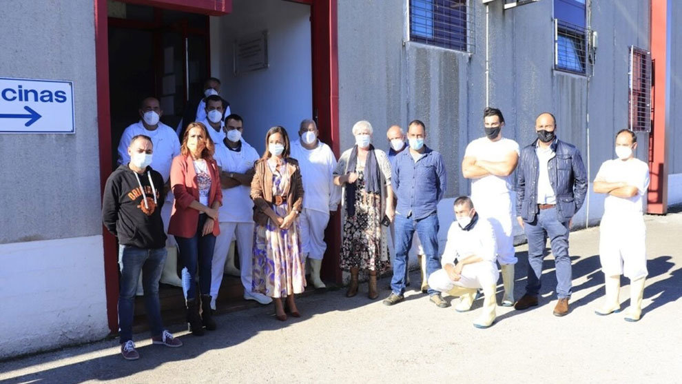Concejales de la oposición de Torrelavega con los trabajadores del matadero comarcal