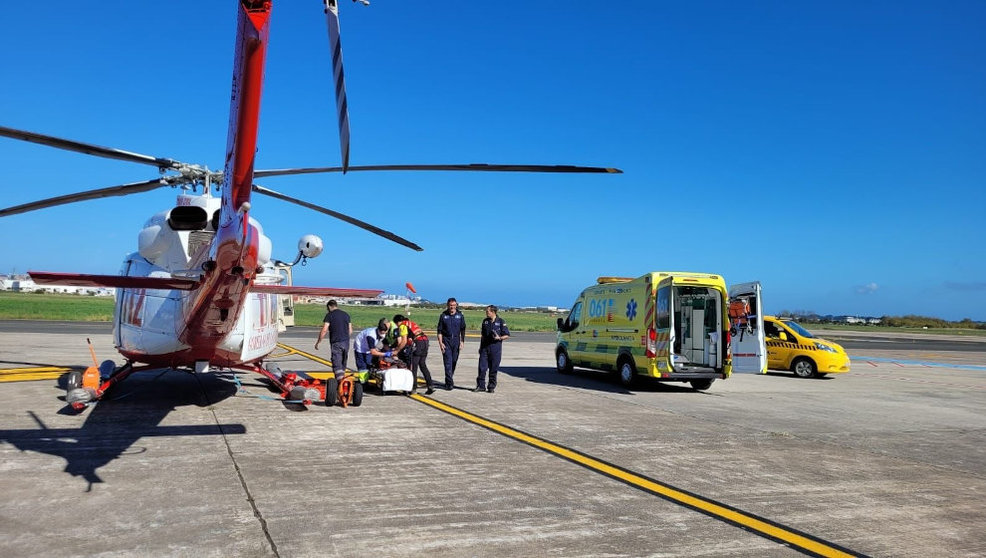l helicóptero y la ambulancia del 061 en el aeropuerto tras el rescate a una mujer en Noja