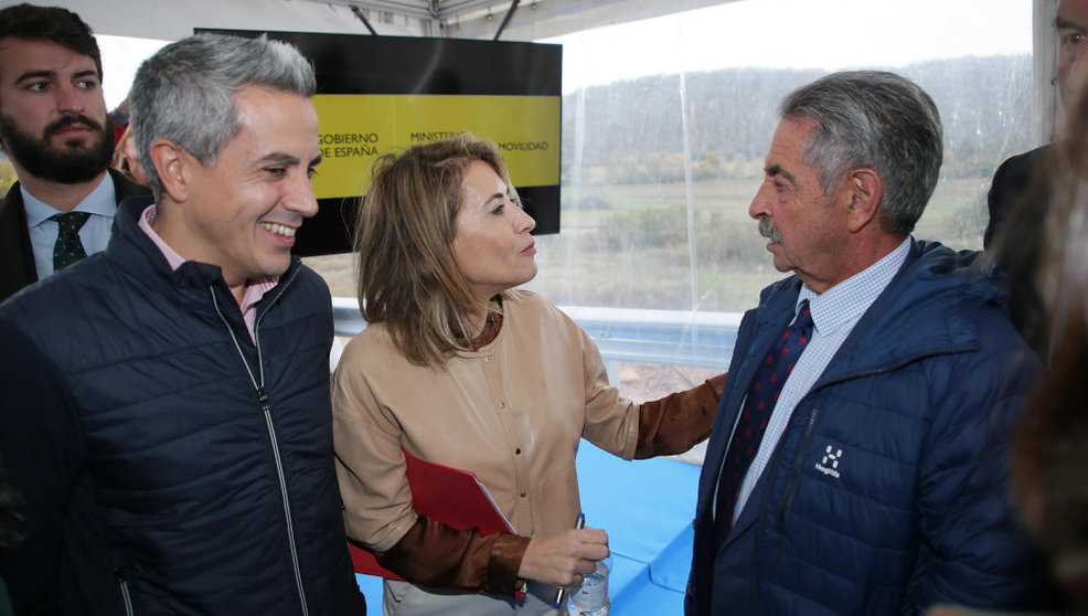 La ministra de Transportes, Raqeul Sánchez, con el presidente y el vicepresidente de Cantabria, Miguel Ángel Revilla y Pablo Zuloaga, respectivamente, en la inauguración de la obra