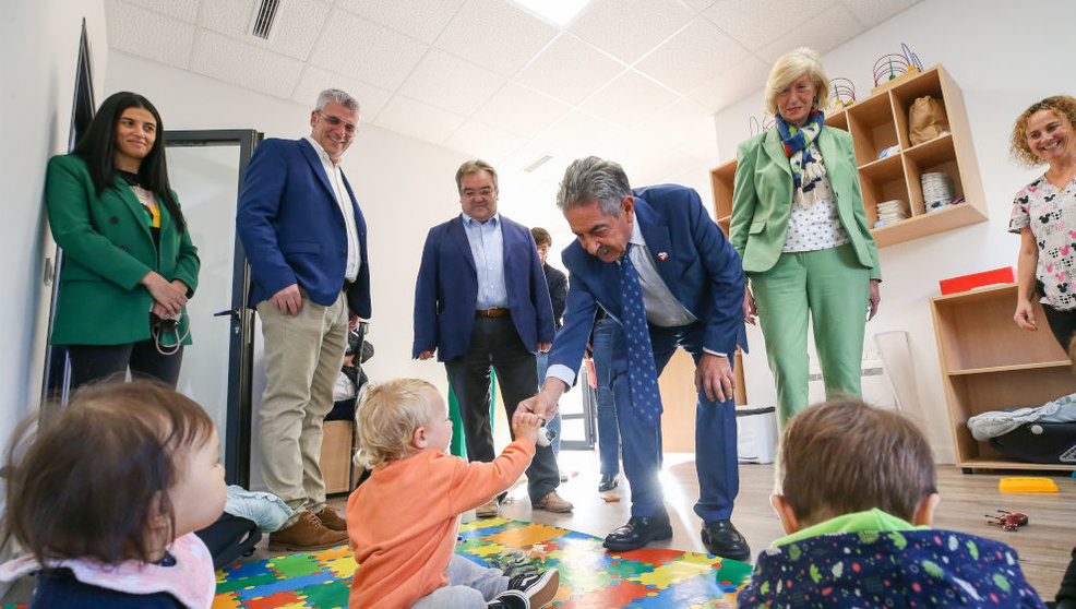 Revilla visita el nuevo centro infantil de Noja
