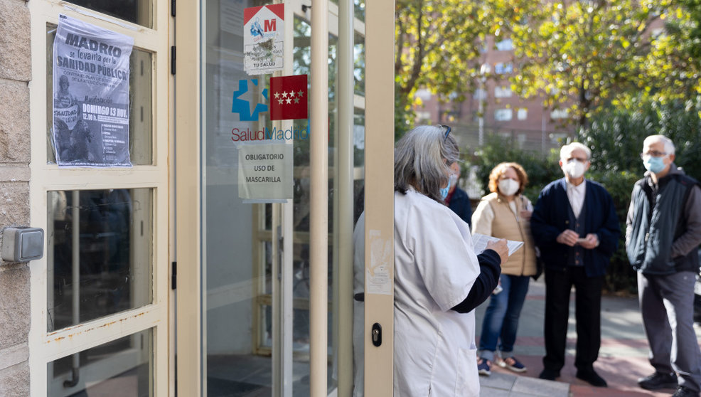 Una enfermera llama a pacientes a las puertas del Centro de Salud Federica Montseny del Servicio de Urgencias de Atención Primaria