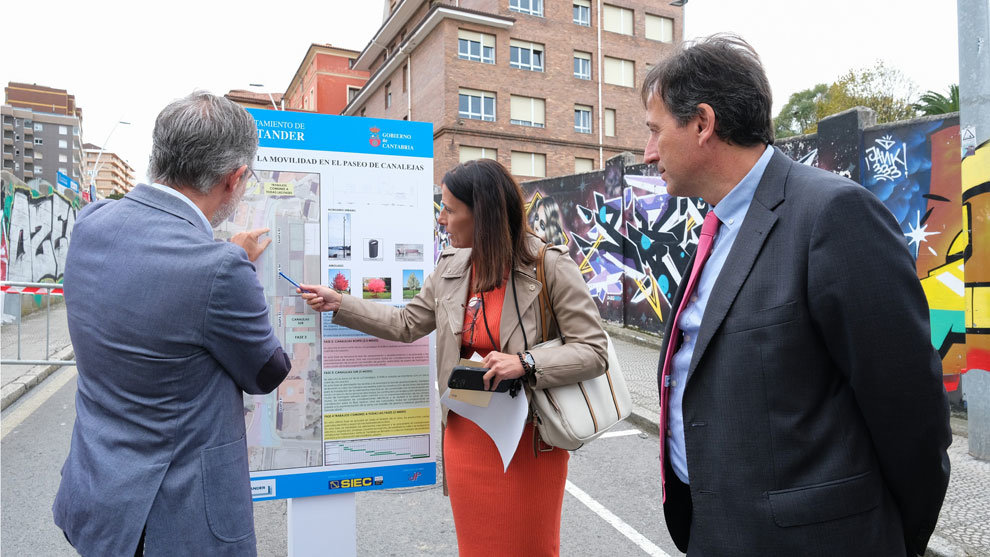 El consejero de Obras Públicas, José Luis Gochicoa, y la alcaldesa de Santander, Gema Igual, visitan las obras de mejora de la movilidad en Canalejas