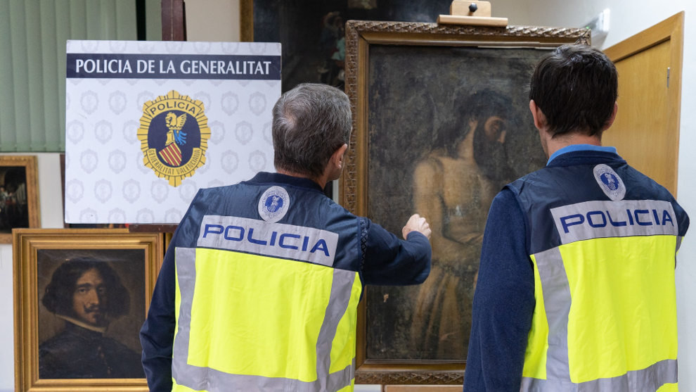 El Grupo de Patrimonio Histórico de la Policía de la Generalitat ha intervenido tres pinturas que se atribuían a Diego Velázquez y a Tiziano, pero que eran falsificaciones 