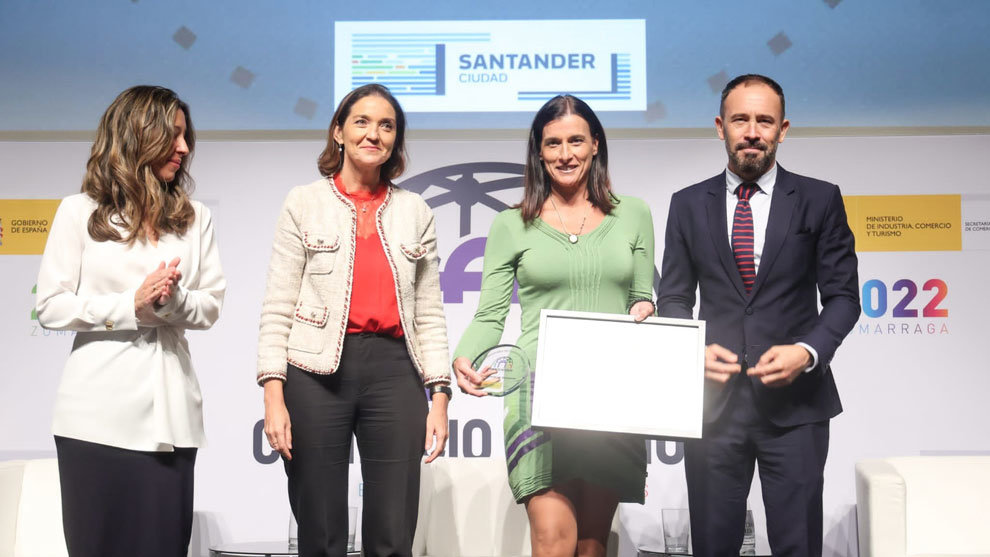 La ministra de Turismo y Comercio con la alcaldesa de Santander en la entrega de un premio a la ciudad