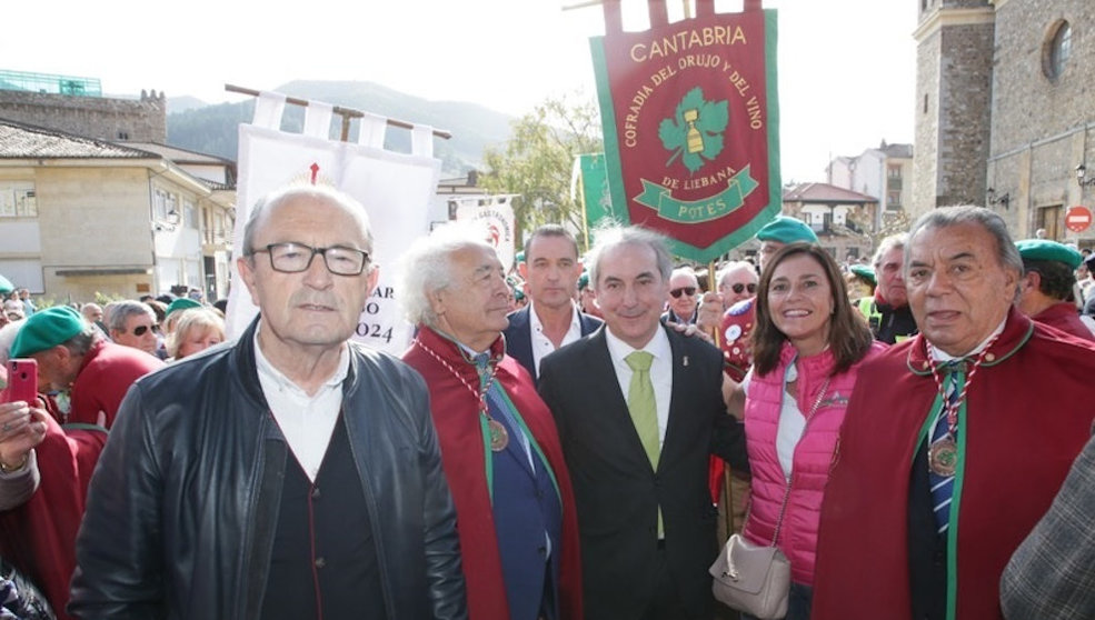 Los consejeros del Gobierno de Cantabria y otras autoridades con Los del Río