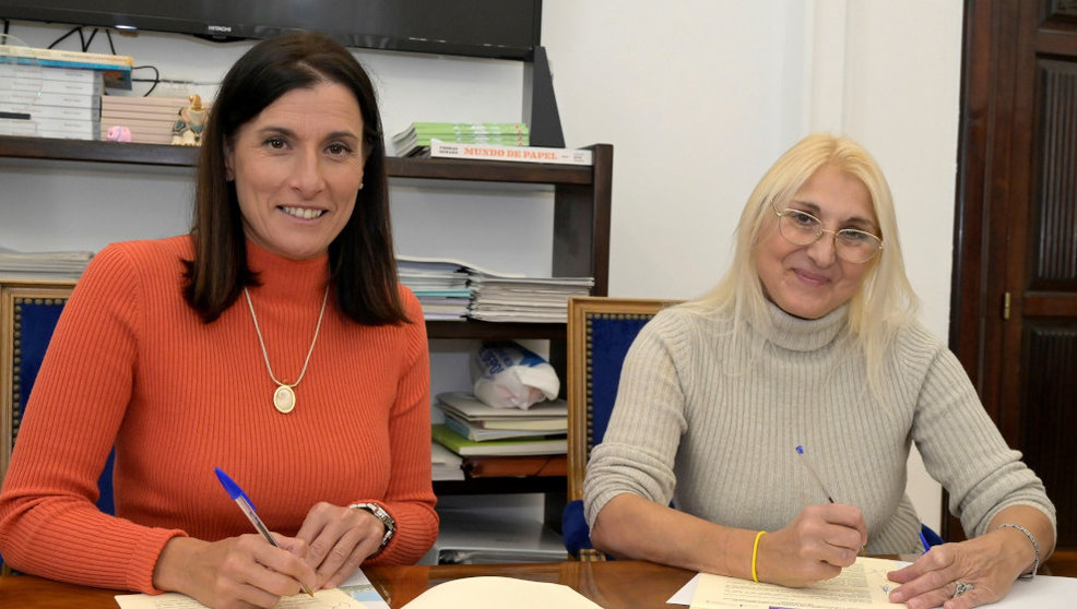 La alcaldesa de Santander, Gema Igual, y la presidenta de la Asociación de Mujeres Gitanas Progresistas de Cantabria, Estrella Borja Vázquez