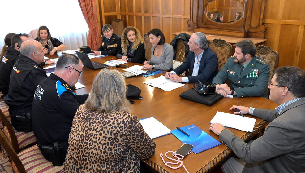  Junta de Seguridad Ciudadana paraa bordar el aumento de los robos en Cueto con asistencia de la delegada del Gobierno en Cantabria, Ainoa Quiñones, y la alcaldesa de Santander, Gema Igual 