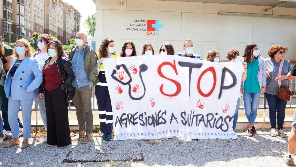 Varias personas con una pancarta que reza 'Stop Agresiones a Sanitarios' en el Centro de Salud de Los Castros