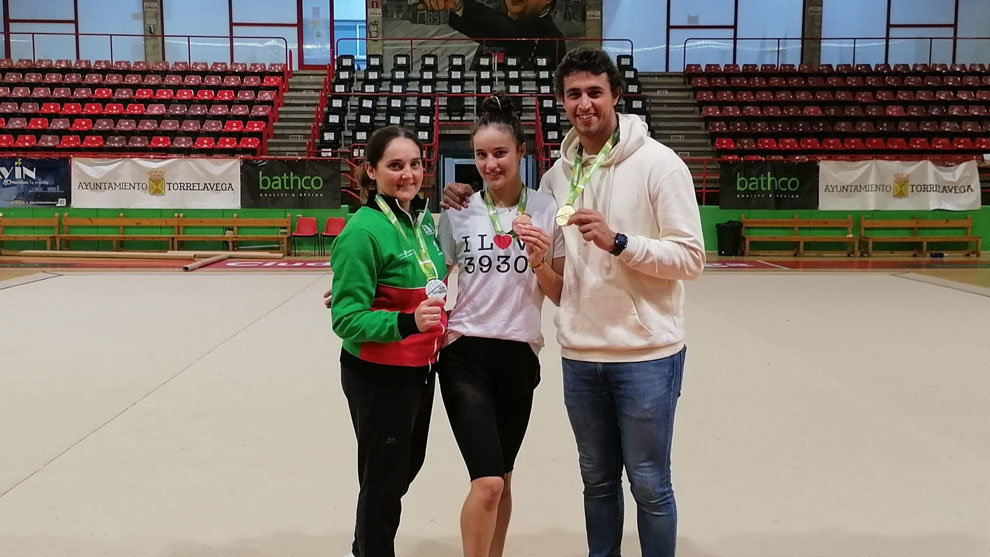 El concejal de Deportes, Nacho González, con la gimnasta de la EDM de Torrelavega Celia Fernández