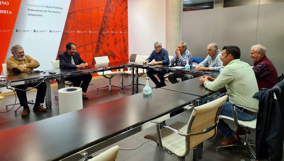 El consejero de Obras Públicas, Ordenación del Territorio y Urbanismo, José Luis Gochicoa, se reúne con alcaldes de la comarca del Nansa