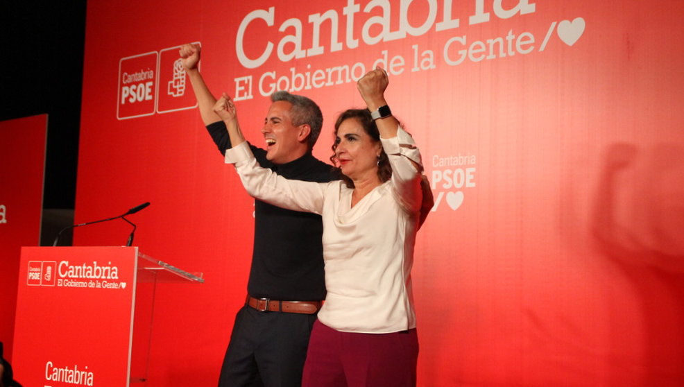 El secretario general del PSOE de Cantabria, Pablo Zuloaga, y la vicesecretaria general del PSOE, María Jesús Montero | Foto: edc