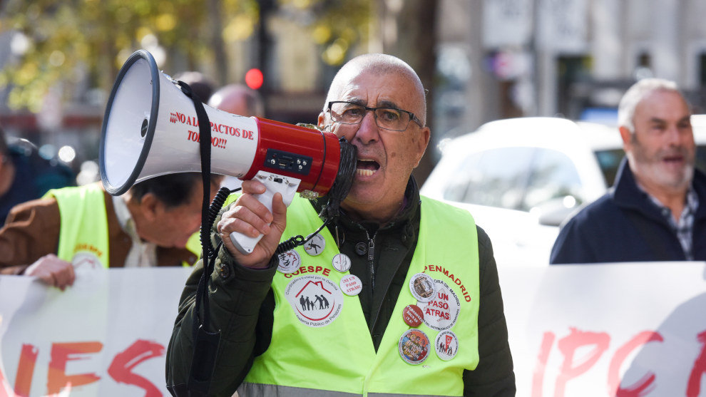 Un hombre sostiene un megáfono en una manifestación para exigir una mejora de las pensiones 