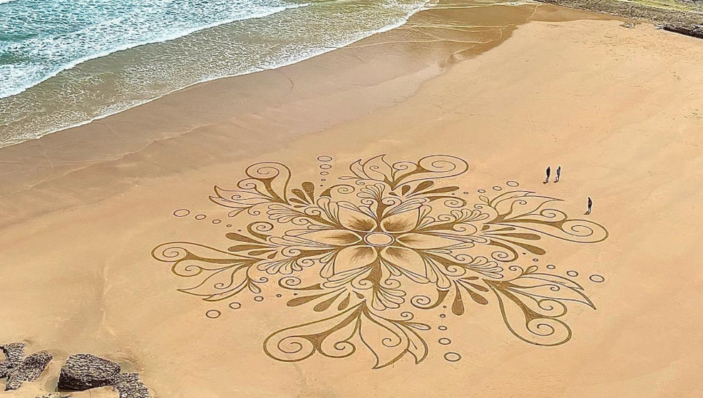 Mandala dibujado en la arena