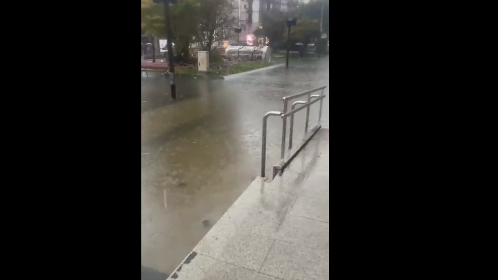 Captura de un vídeo donde se observa la plaza del Ayuntamiento de Santander inundada