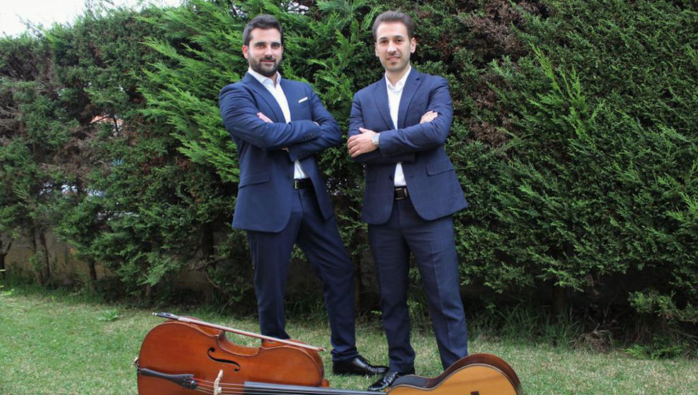 Miguel Díez (violonchelo) y Alejandro Ceballos (guitarra clásica),