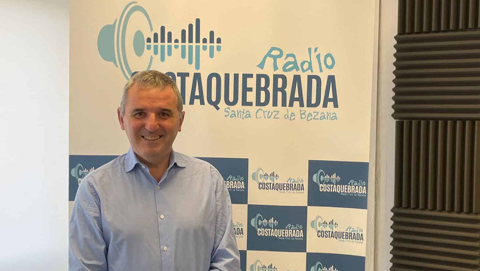 El alcalde de Santa Cruz de Bezana, Alberto García Onandía, en los estudios de Radio Costa Quebrada