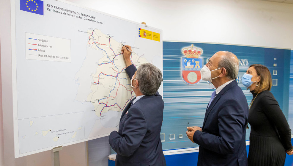 El presidente de Cantabria, Miguel Ángel Revilla, muestra un mapa sobre la conexión a Bilbao