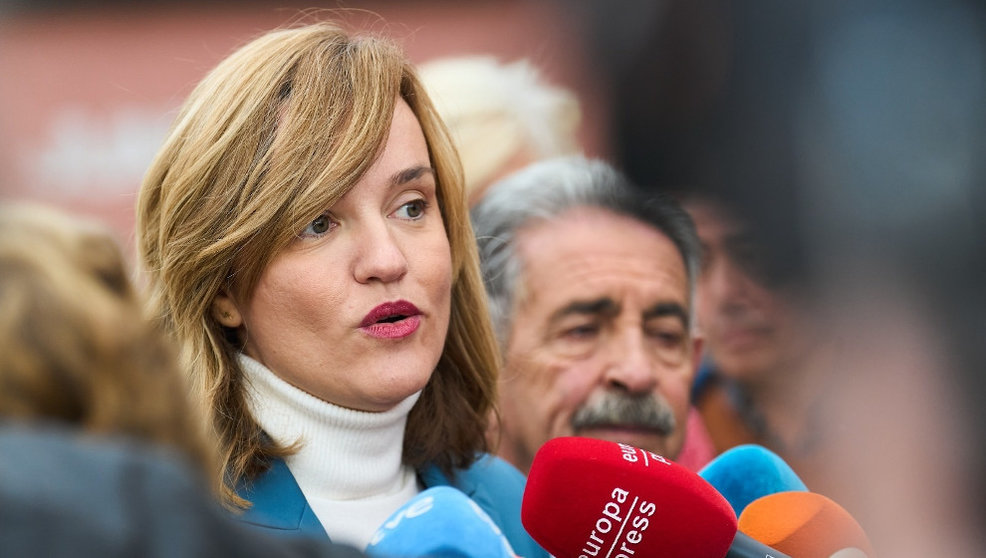 La portavoz del PSOE y minsitra de Educación, Pîlar Alegría, en declaraciones a la prensa en Arenas de Iguña