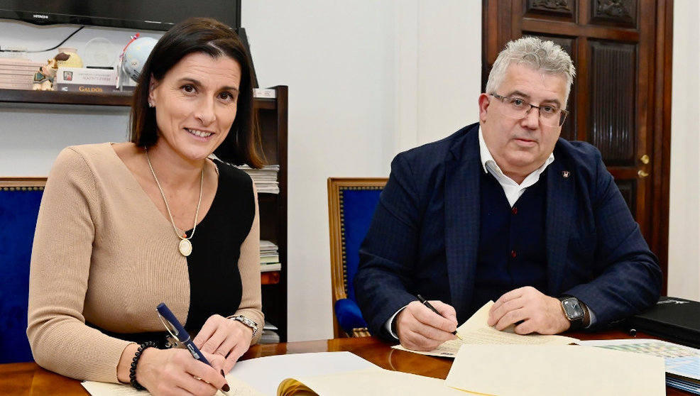 La alcaldesa, Gema Igual, firma la renovación del convenio del programa TEI con el decano del Colegio de Psicólogos, Francisco Javier Lastra