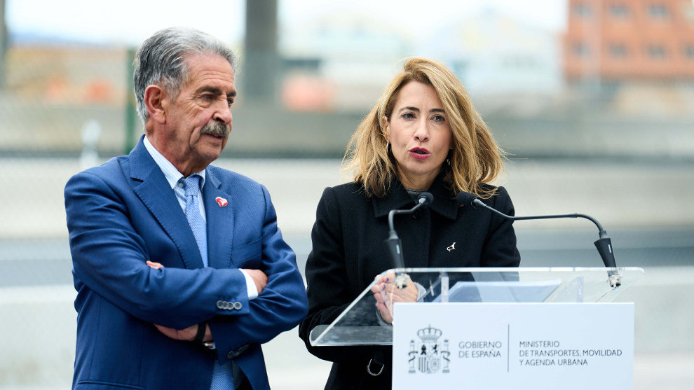 La ministra de Transportes, Movilidad y Agenda Urbana, Raquel Sánchez, y el presidente de Cantabria, Miguel Ángel Revilla