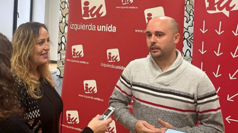 Los candidatos de IU al Parlamento de Cantabria, Israel Ruiz Salmón y Carmen Martín
