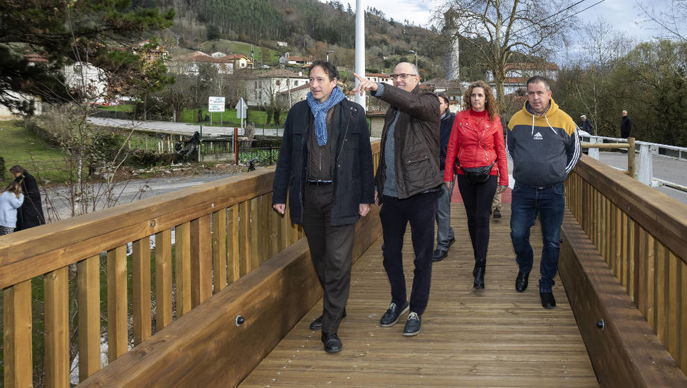 El consejero de Obras Públicas, Ordenación del Territorio y Urbanismo, José Luis Gochicoa, inaugura la nueva pasarela peatonal en el acceso a Socueva