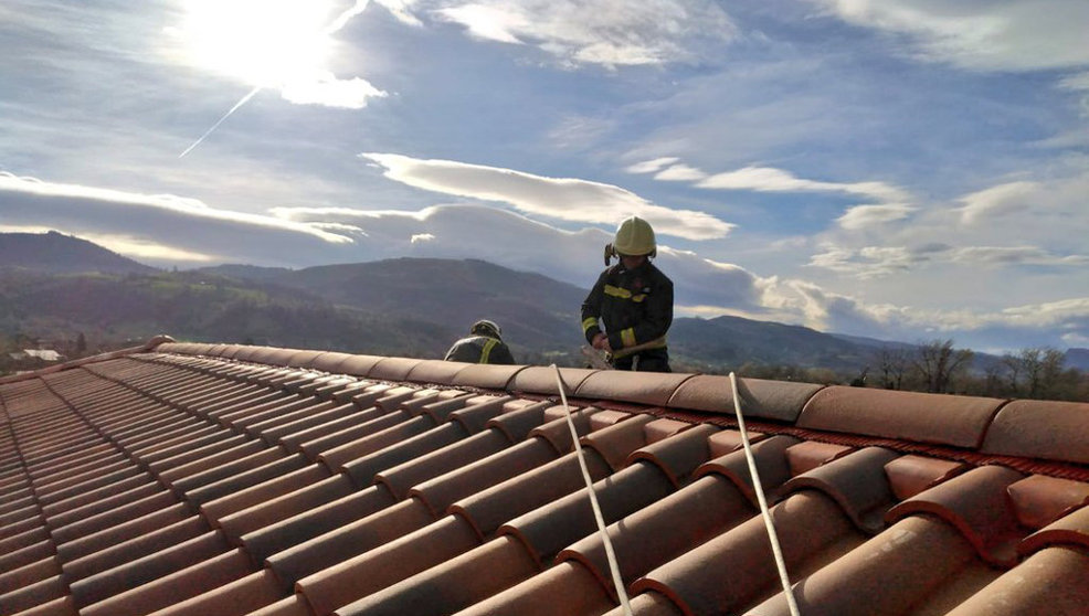 Imagen de unos bomberos trabajando en un tejado con riesgo de caída