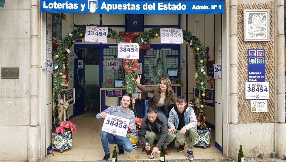 La Administración número 1 de Santander, en la calle Calvo Sotelo 15, celebra la venta de los números premiados