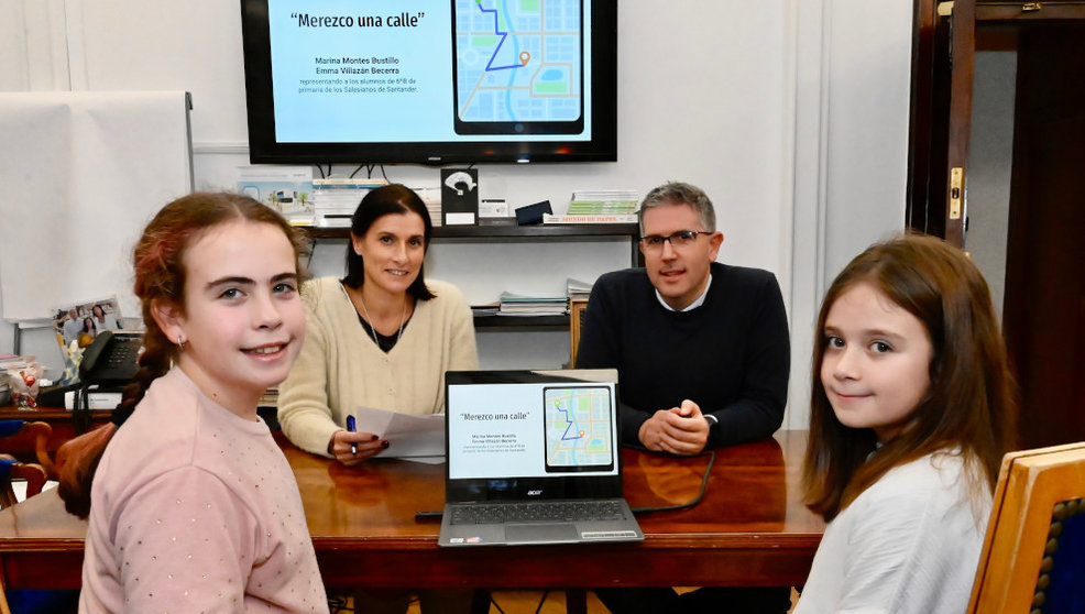 Las alumnas del Salesianos presentan a la alcaldesa de Santander, Gema Igual, el proyecto 'Merezco una calle'.