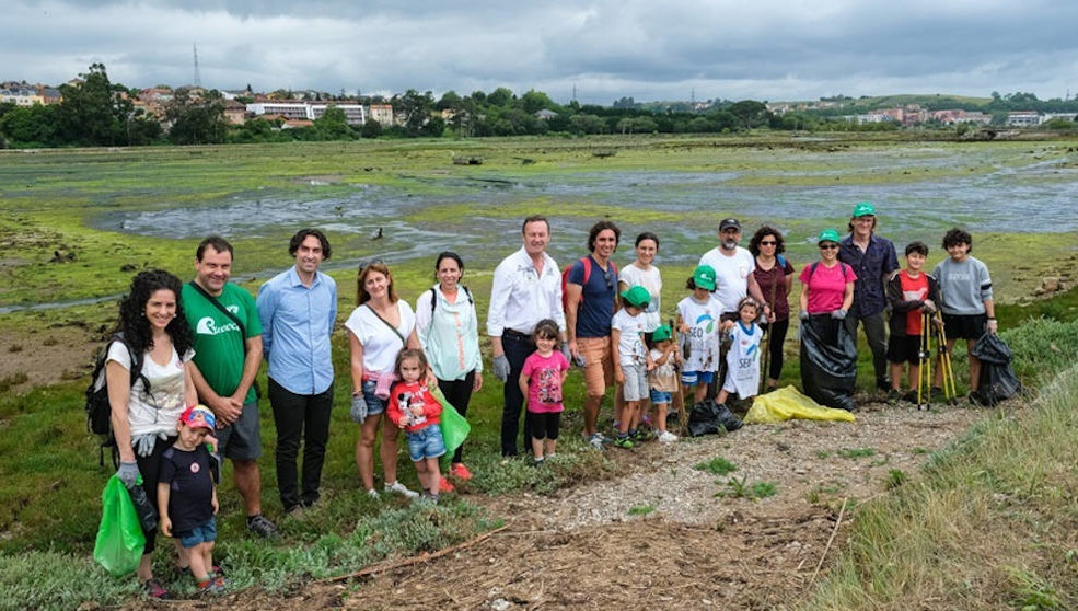 El consejero de Desarrollo Rural, Ganadería, Pesca, Alimentación y Medio Ambiente, Guillermo Blanco, participa en la campaña de limpieza de basuras en espacios naturales ‘1m2 contra la basuraleza’