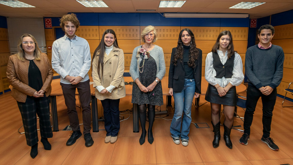 La consejera de Educación y Formación Profesional, Marina Lombó, recibe a los alumnos galardonados con los Premios Extraordinarios de Bachillerato en el curso 2021/2022 y 2017/2018