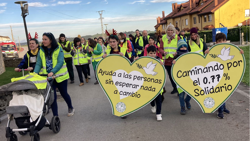 Participantes en la marcha Cantabria Solidaria por el 0,77%