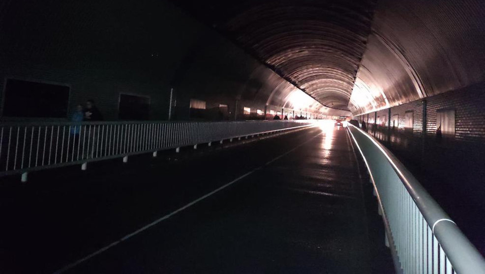 Túnel de Pasaje de Peña a oscuras, iluminado solo por los faros de los coches | Foto: edc